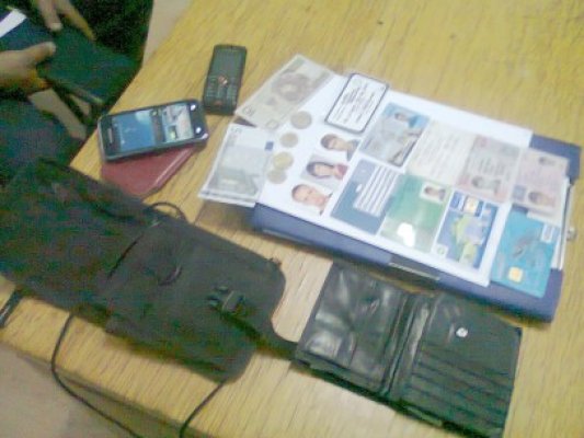 A furat borseta cu acte şi bani de la un polonez, iar telefonul l-a ascuns în chiloţi!